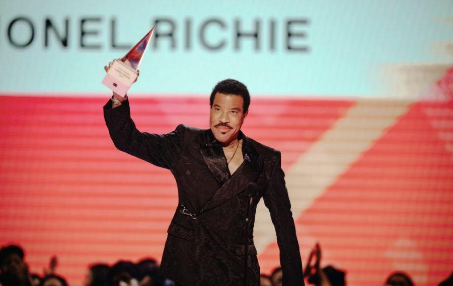 Lionel Richie thanking the crowd during their applause with his Icon Award in hand. (Photo Courtesy of the American Music Awards (@AMAs) on Twitter)