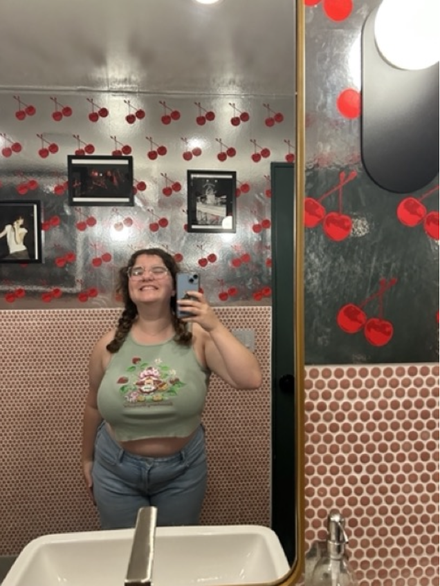 Everett Smith ‘25 takes a photo in the bathroom of Best Bet Pizzeria in Culver City because the bathroom is cute and their outfit is even better.