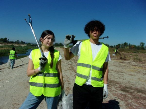 Juniors Bella Galla (left) and Nikko Petronicolos (right)excitedly helping out the community by picking up trash in the Sepulveda Basin on the October junior Immersion retreat. Cleaning up public areas is a great way to get service hours, whether on immersion or in your free time.
